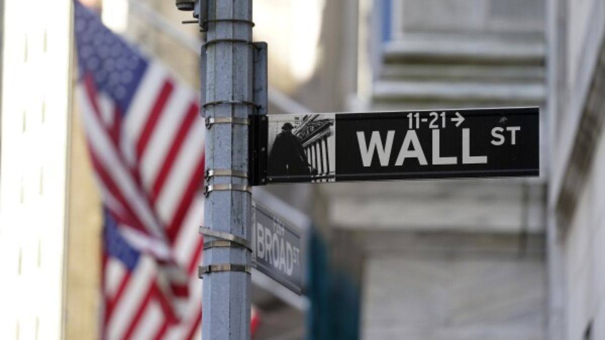 Wall Street stocks rose and the Dow Jones hit a record closing high on Tuesday (July 16). AP Wall Street stocks rose and the Dow Jones hit a record closing high on Tuesday (July 16). AP