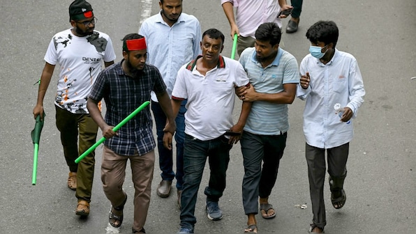  Bangladesh's anti-Hasina mobs thrash Awami League activists in Dhaka