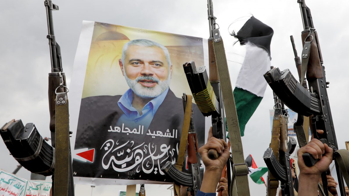 Terrorists raise their guns with photo of slain Hamas chief Ismail Haniyeh in Yemen (Photo: AP) Terrorists raise their guns with photo of slain Hamas chief Ismail Haniyeh in Yemen (Photo: AP)