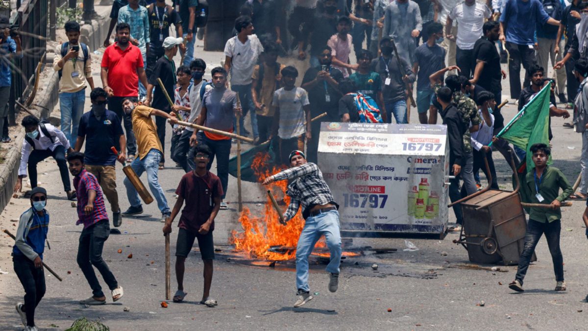 Anti-quota supporters clash with police and Awami League supporters at the Rampura area in Dhaka, Bangladesh.  File Photo/ Reuters Anti-quota supporters clash with police and Awami League supporters at the Rampura area in Dhaka, Bangladesh.  File Photo/ Reuters