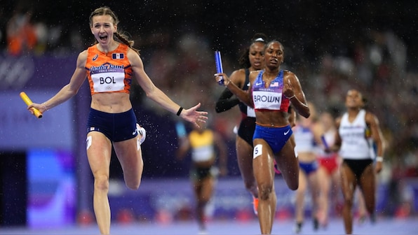  Femke Bol leads Netherlands to Olympic mixed 4x400m relay gold with astonishing anchor run