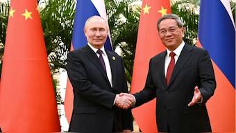 Russian President Vladimir Putin shakes hands with Chinese Premier Li Qiang during a meeting in Beijing, China May 16, 2024. (File photo: Reuters)