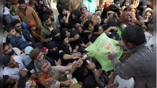 Pakistan: 74% of urban population struggle to meet monthly expenses, 10% doing two jobs