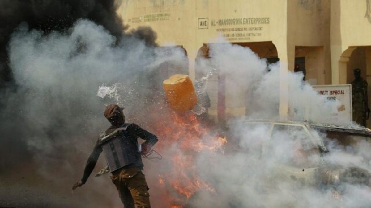 19 killed, several injured in Nigeria teahouse bomb blast 19 killed, several injured in Nigeria teahouse bomb blast