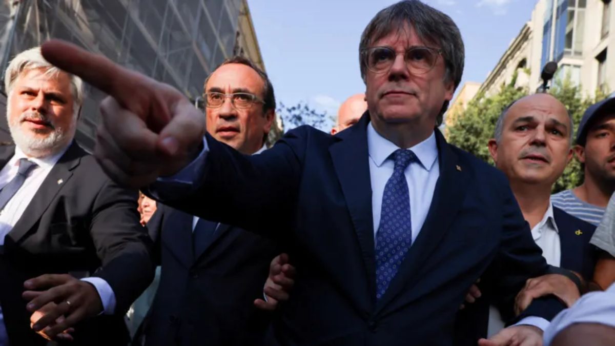 Wanted Catalan separatist Puigdemont reappears at Barcelona rally in Spain then slips away – Firstpost