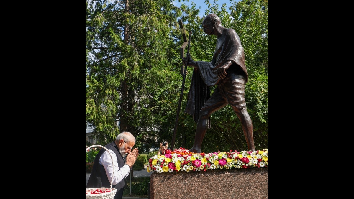 PM Modi pays tribute to Mahatma Gandhi in Ukraine ahead of talks with Zelenskyy