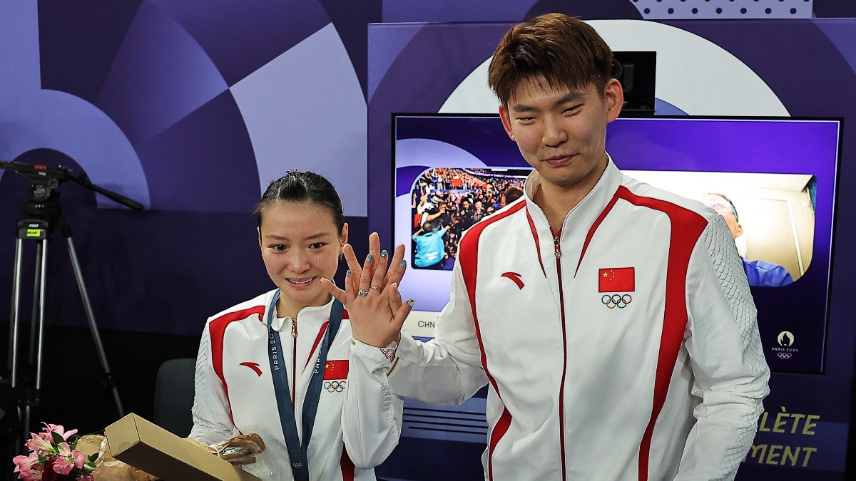 Huang Yaqiong (left) displays the diamond ring that fellow Chinese shuttler Liu Yuchen put on her finger after proposing marriage to her. Reuters Huang Yaqiong (left) displays the diamond ring that fellow Chinese shuttler Liu Yuchen put on her finger after proposing marriage to her. Reuters