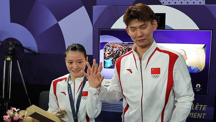Watch: China's Huang Yaqiong receives marriage proposal right after winning badminton mixed doubles gold in Paris Watch: China's Huang Yaqiong receives marriage proposal right after winning badminton mixed doubles gold in Paris