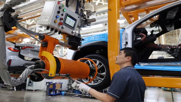 China's manufacturing contracts in 4th straight month, PMI slips to 6-month low