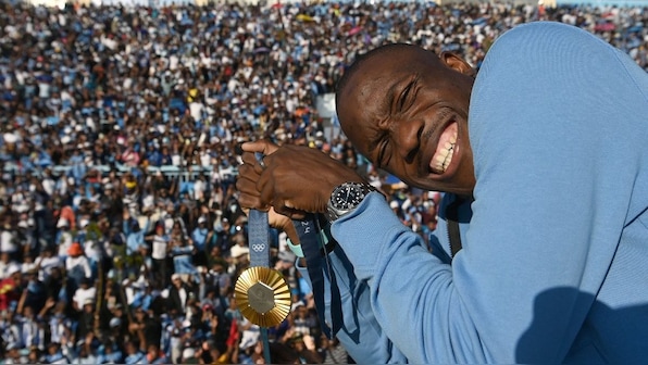  Thousands pack stadium as Botswana celebrates first-ever Olympics gold medallist Letsile Tebogo