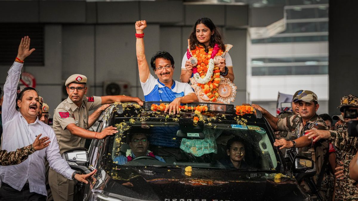 Manu Bhaker receives grand welcome upon arrival in India, says next target is LA 2028 Manu Bhaker receives grand welcome upon arrival in India, says next target is LA 2028