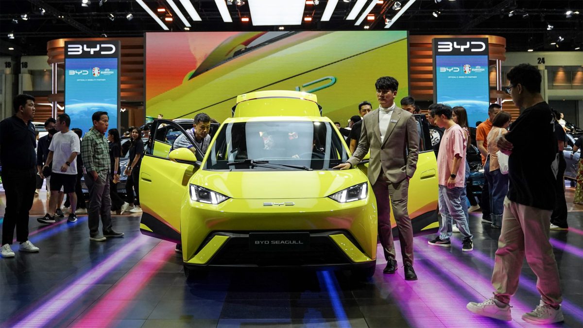 Massive number of Chinese auto customers are moving to hybrids, ditching their EVs Massive number of Chinese auto customers are moving to hybrids, ditching their EVs