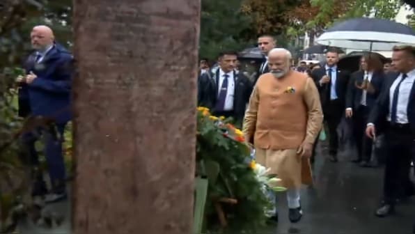 WATCH: PM Modi lays wreath at 3 memorials including Jam Saheb of Nawanagar Memorial in Warsaw