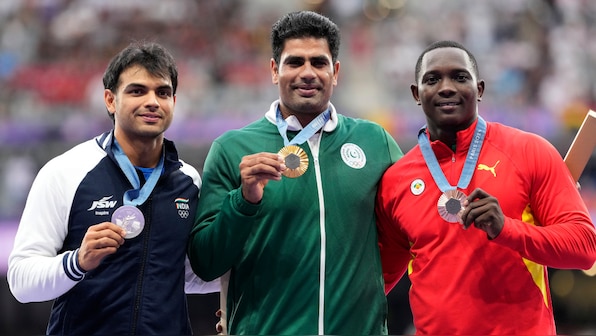  Neeraj Chopra and Arshad Nadeem stand together on Paris Olympics podium after one-two finish in men’s javelin