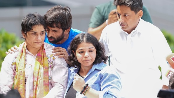  Emotional Vinesh Phogat arrives in New Delhi after Paris Olympics heartbreak