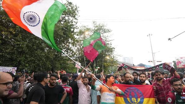 East Bengal, Mohun Bagan fans unite outside Salt Lake stadium to protest rape-murder of Kolkata doctor