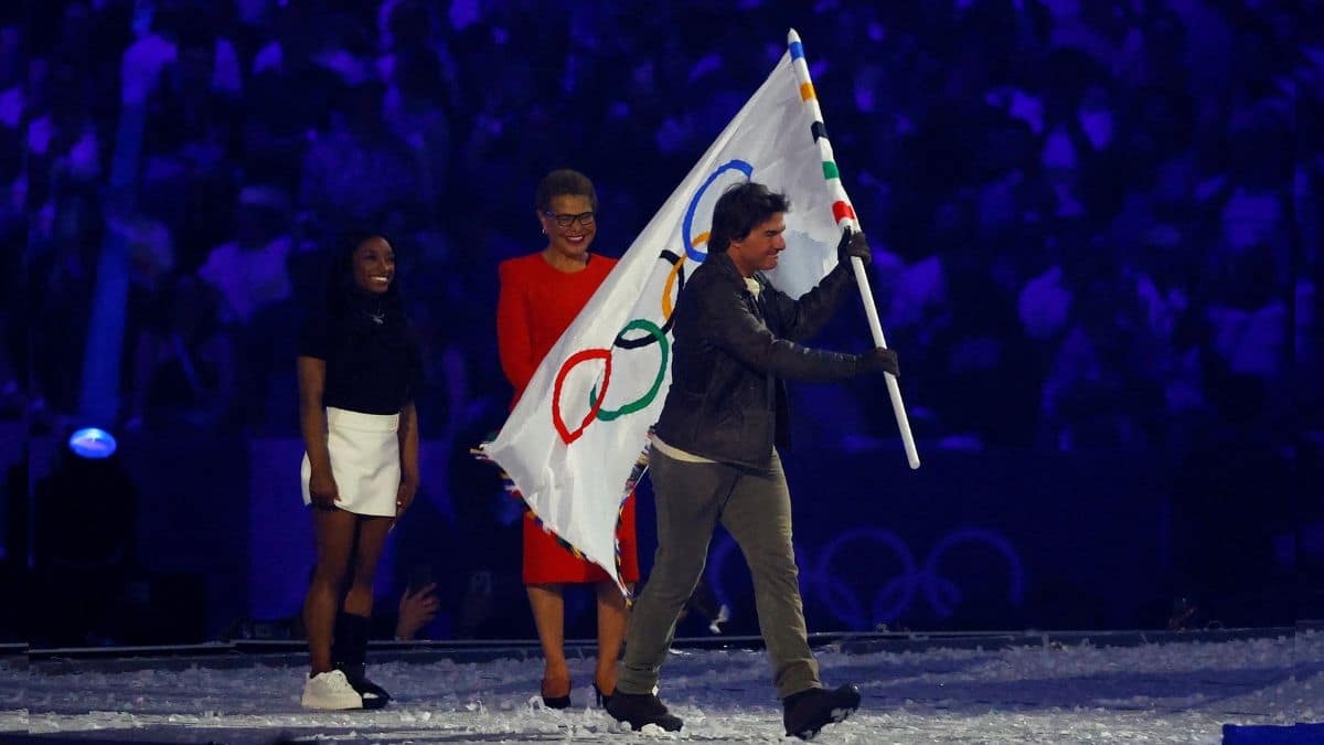 Actor Tom Cruise holds the Olympics flag next to Simone Biles of United States and mayor of Los Angeles Karen Bass during the Paris 2024 Olympics closing ceremony at Stade de France, Saint-Denis, France, August 11, 2024. File Image/Reuters