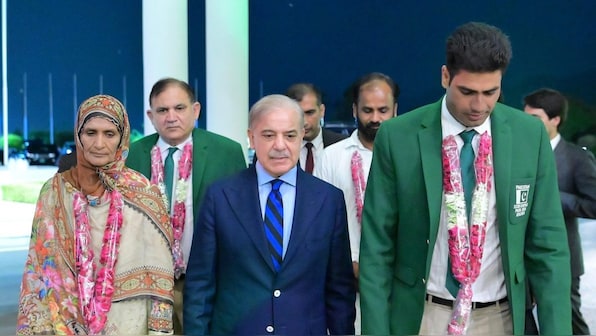 Pakistan PM Shehbaz Sharif honours Arshad Nadeem, gold medal winner receives $897,000 prize money