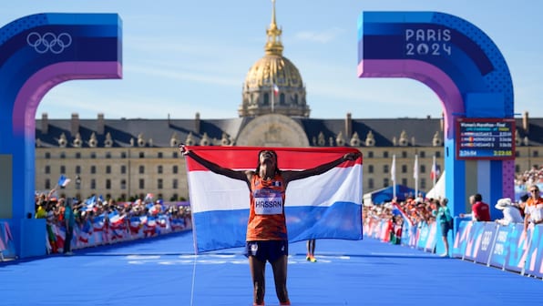  Sifan Hassan shatters Olympic Record in women's marathon, Bhutanese runner applauded past the finish line