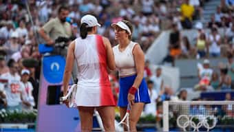 Danielle Collins (R) and Iga Swiatek (L) exchange words after the American retired mid-way into the third set at the Paris Olympics. AP