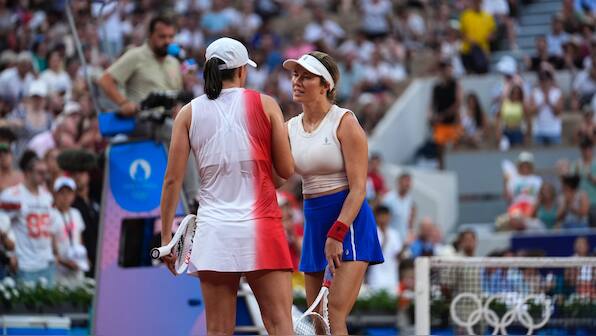 Iga Swiatek smacked by fierce Danielle Collins shot, called 'insincere' after bitter Paris Olympics clash