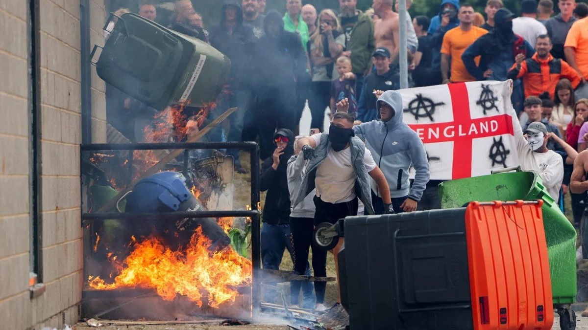 Rioters throw a garbage bin on fire outside a hotel in Rotherham, Britain, on August 4, 2024. Image: Hollie Adams/Reuters Rioters throw a garbage bin on fire outside a hotel in Rotherham, Britain, on August 4, 2024. Image: Hollie Adams/Reuters