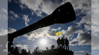 Ukrainian personnel hold a Ukrainian flag as they stand on a Challenger 2 tank during training at Bovington Camp, near Wool in southwestern UK, February 22, 2023. File Image/Reuters