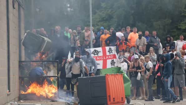 As far-right mobs plan 100 rallies & issue hit list, 'army' of riot police takes to streets in England & Wales