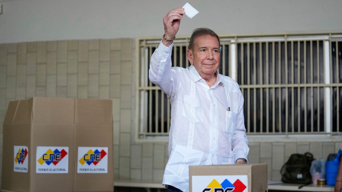 The opposition's presidential candidate Edmundo Gonzalez shows his ballot as he votes in the presidential election in Caracas, Venezuela, Sunday, July 28, 2024. (AP Photo/Matias Delacroix) The opposition's presidential candidate Edmundo Gonzalez shows his ballot as he votes in the presidential election in Caracas, Venezuela, Sunday, July 28, 2024. (AP Photo/Matias Delacroix)