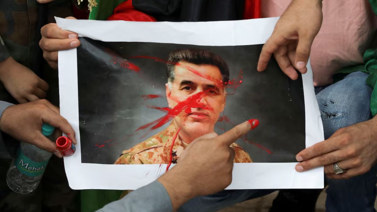 Afghan nationals paint over a picture of Pakistan's then-ISI chief Lt Gen Faiz Hameed as they hold a protest against Pakistan near a police station in New Delhi on Sept. 10, 2021. (REUTERS/Anushree Fadnavis/File Photo) Afghan nationals paint over a picture of Pakistan's then-ISI chief Lt Gen Faiz Hameed as they hold a protest against Pakistan near a police station in New Delhi on Sept. 10, 2021. (REUTERS/Anushree Fadnavis/File Photo)