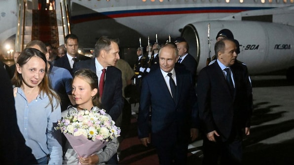 What's behind Putin's 'rare' airport visit to recieve prisoners?