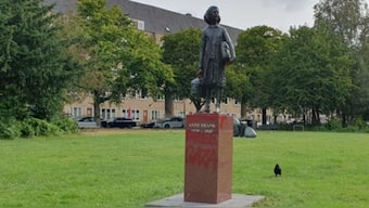 Anee Frank statue spray-painted with the slogan "Free Gaza", while the girl's hands were painted with the same blood-red colour. Source: X