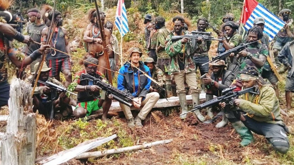 Papua rebels kill New Zealand pilot; health workers, children survive Papua rebels kill New Zealand pilot; health workers, children survive