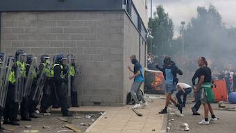 
Demonstrators clash with police officers during an anti-immigration protest, in Rotherham, Britain, August 4, 2024. File Photo/Reuters