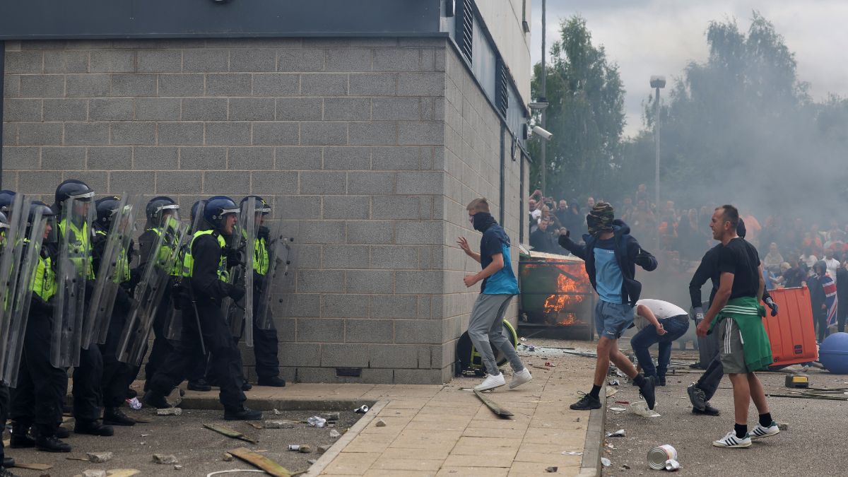 Demonstrators clash with police officers during an anti-immigration protest, in Rotherham, Britain, August 4, 2024. File Photo/Reuters
Demonstrators clash with police officers during an anti-immigration protest, in Rotherham, Britain, August 4, 2024. File Photo/Reuters