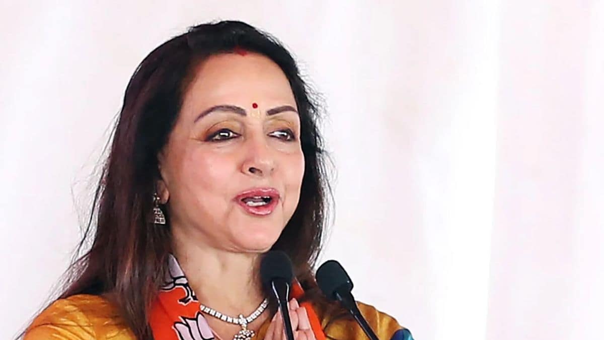 WATCH: Hema Malini gets uncomfortable and angry as female fan puts hands on her shoulder, netizens have mixed reactions