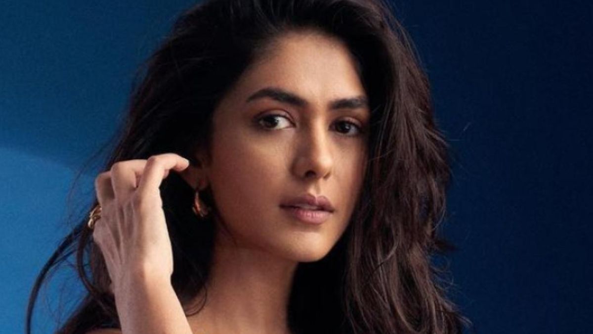 Mrunal Thakur on nepotism in Bollywood: 'I was giving interviews at an awards night and suddenly the media ran towards a star-kid' Mrunal Thakur on nepotism in Bollywood: 'I was giving interviews at an awards night and suddenly the media ran towards a star-kid'