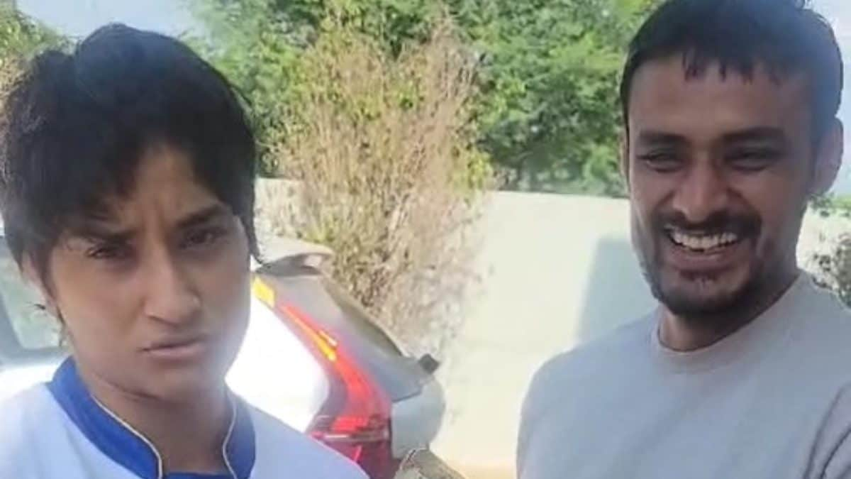 Watch: Vinesh Phogat celebrates Rakshabandhan with her brother after grand welcome in Balali