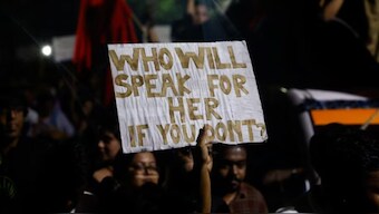 A woman holds a placard as she attends a candlelight vigil held outside Jadavpur University campus, condemning the rape and murder of a trainee medic at a government-run hospital in Kolkata, India, August 15, 2024. Source: REUTERS.