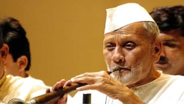 Who was Bismillah Khan, who gave Independent India its first tune at Delhi's Red Fort?