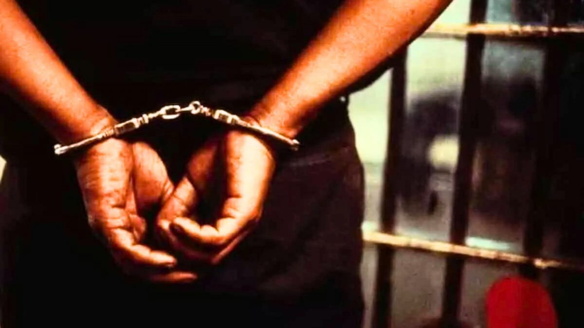 CBI arrests ED assistant director after catching him red-handed taking Rs 20 lakh bribe from jeweller CBI arrests ED assistant director after catching him red-handed taking Rs 20 lakh bribe from jeweller