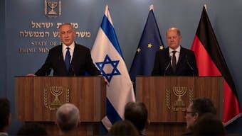 German Chancellor Olaf Scholz's (R) government has halted approval of new weapons exports to Israel. File image/Reuters 