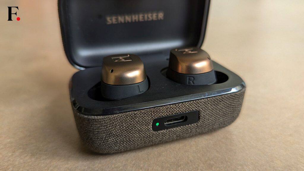 Sennheiser Momentum True Wireless 4 Review:Charging port-2024-09-9f91855c2d3b94382775b342da5be1df