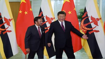 Chinese President Xi Jinping shows the way to the meeting room to Brunei's Sultan Hassanal Bolkiah during their meeting in 2019. Image courtesy: Reuters