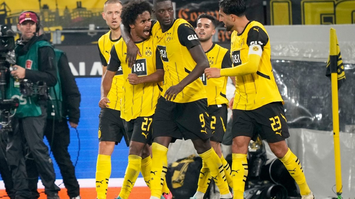 Football: Borussia Dortmund thump Bochum; AC Milan beat Lecce to go level with Serie A leaders Torino Football: Borussia Dortmund thump Bochum; AC Milan beat Lecce to go level with Serie A leaders Torino