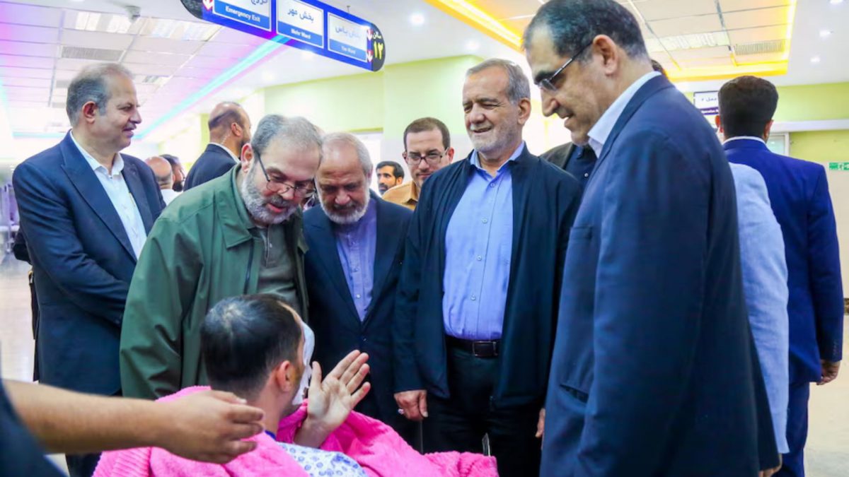 Iran's President Masoud Pezeshkian visits one of the victims injured by pager explosions across Lebanon, in a hospital in Tehran, Iran, September 20, 2024. Source: Iran's Presidency / WANA (West Asia News Agency) / REUTERS. Iran's President Masoud Pezeshkian visits one of the victims injured by pager explosions across Lebanon, in a hospital in Tehran, Iran, September 20, 2024. Source: Iran's Presidency / WANA (West Asia News Agency) / REUTERS.