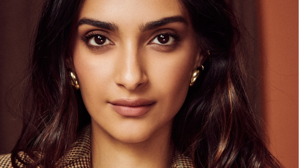 Sonam Kapoor continues to lend her support as brand ambassador for options market, ‘Word To Screen’ at MAMI Mumbai Film Festival Sonam Kapoor continues to lend her support as brand ambassador for options market, ‘Word To Screen’ at MAMI Mumbai Film Festival