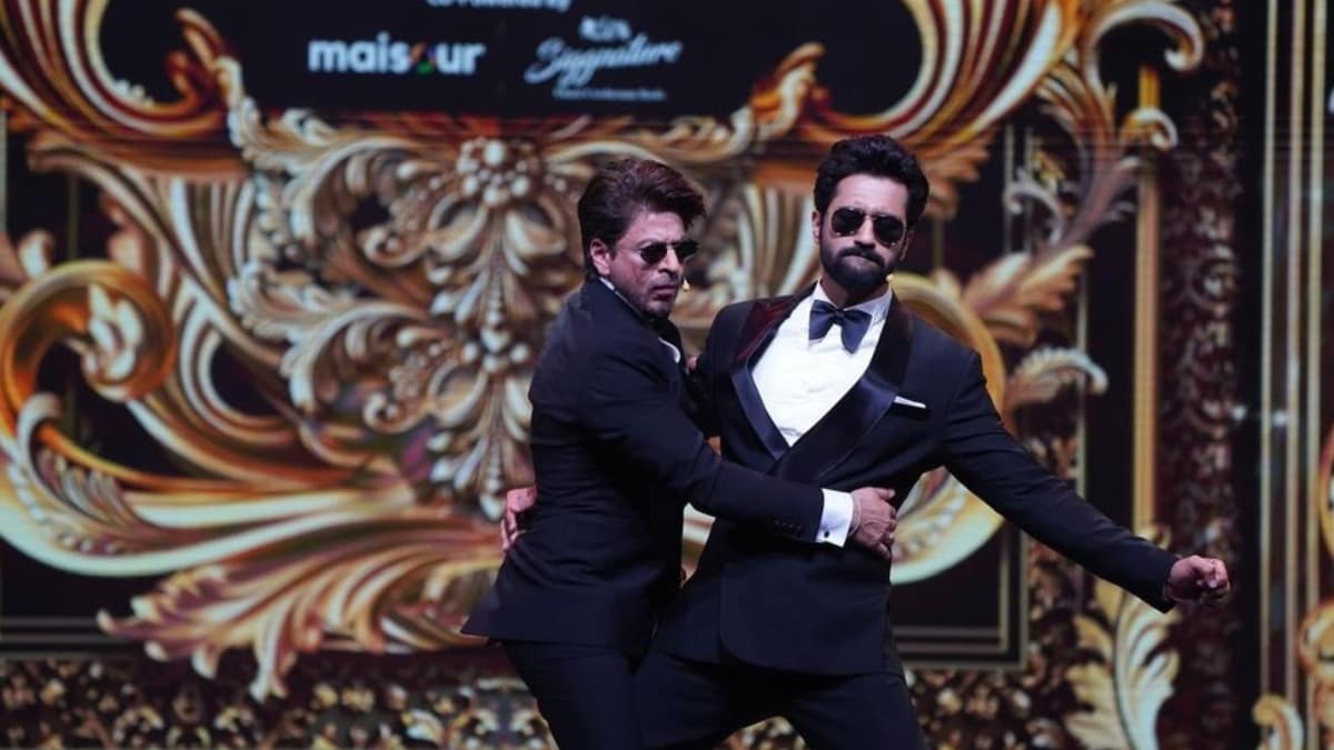 Shah Rukh Khan & Vicky Kaushal sets the stage on fire on Pushpa's Oo Antava at IIFA Awards, fans say, 'Samantha supremacy...'