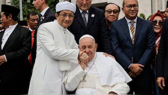 Pope Francis (R) kisses the hand of the Grand Imam of Istiqlal Mosque Nasaruddin Umar during a meeting with other religious leaders at the Istiqlal Mosque in Jakarta. (Photo: Yasuyoshi Chiba/AFP)