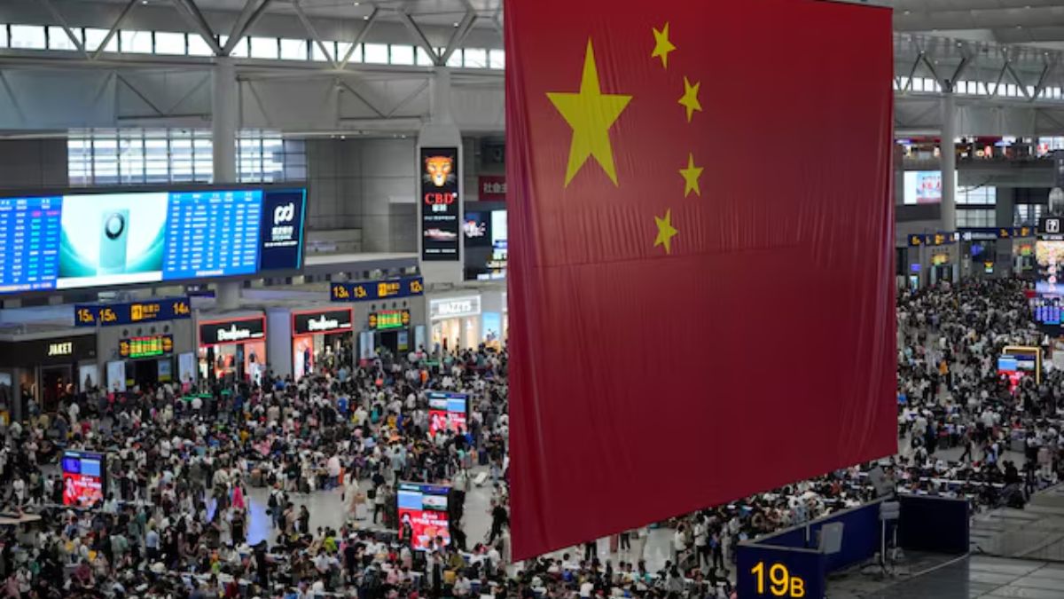 People wait to board trains at the Shanghai Hongqiao railway station ahead of the National Day holiday, in Shanghai, China September 28, 2023. (Photo: Reuters) People wait to board trains at the Shanghai Hongqiao railway station ahead of the National Day holiday, in Shanghai, China September 28, 2023. (Photo: Reuters)